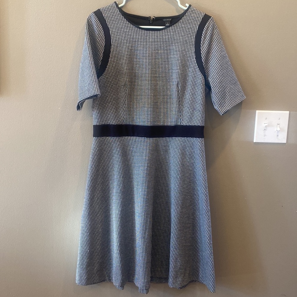 Ann Taylor size 8 black and white knit dress